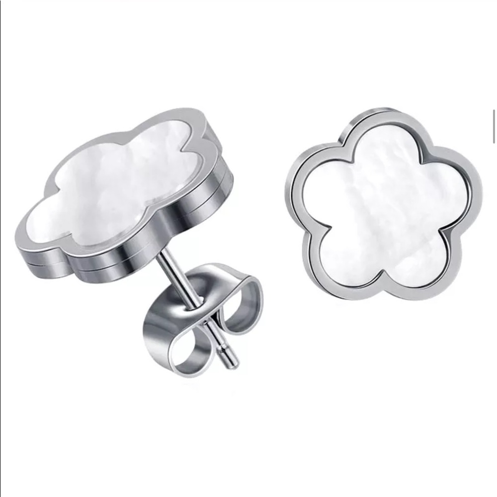 Women White Shell Flower Earrings Stainless Steel Earrings Silver Tone NWOT